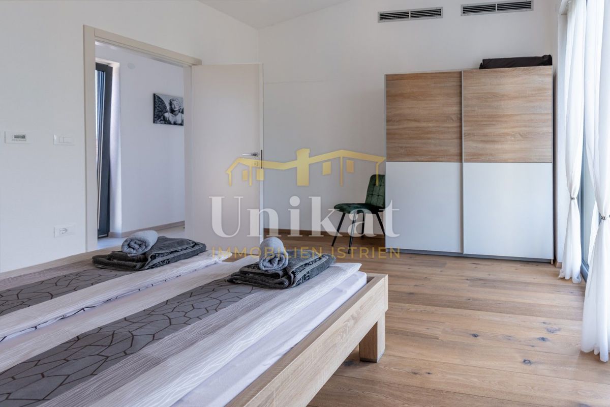 Luksuzna hiša z garažo v kleti - 3 km do morja